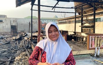 warga terdampak kebakaran, Iin saat di wawancarai di lokasi kebakaran. (Irvan/dutakaltimnews.com)