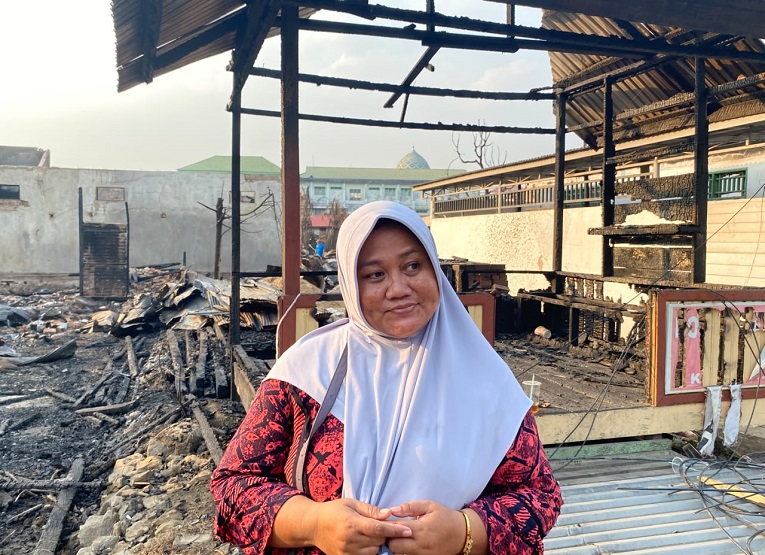 warga terdampak kebakaran, Iin saat di wawancarai di lokasi kebakaran. (Irvan/dutakaltimnews.com)