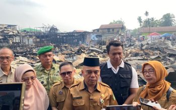 Pemkab Kukar, melakukan peninjauan lokasi kebakaran yang melanda permukiman warga di Jalan AM Alimuddin, Kelurahan Melayu, Kecamatan Tenggarong. (Van/dutakaltimnews.com)