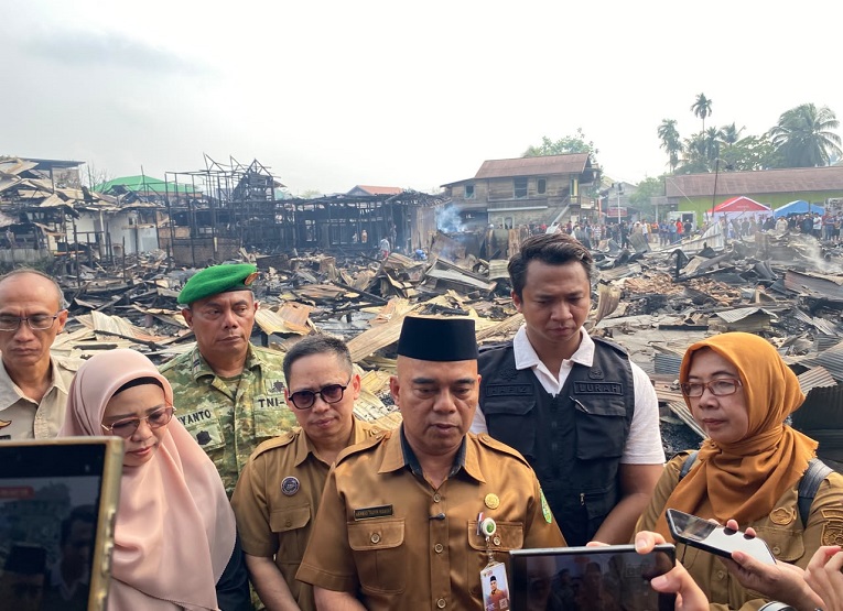 Pemkab Kukar, melakukan peninjauan lokasi kebakaran yang melanda permukiman warga di Jalan AM Alimuddin, Kelurahan Melayu, Kecamatan Tenggarong. (Van/dutakaltimnews.com)