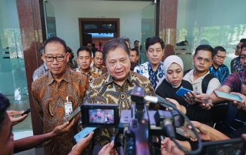 Menteri Koordinator Bidang Perekonomian Airlangga Hartarto dalam acara Kuliah Umum dan Penyerahan Beasiswa DPP Universitas Negeri Semarang (UNNES) Tahun 2026, Jumat (09/10). (Dok. Kementerian Koordinator Bidang Perekonomian)