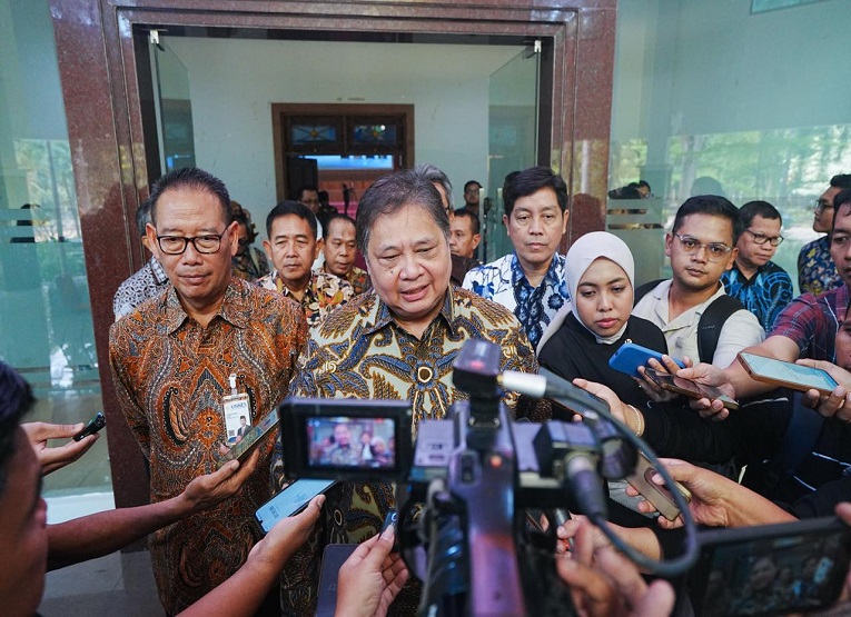 Menteri Koordinator Bidang Perekonomian Airlangga Hartarto dalam acara Kuliah Umum dan Penyerahan Beasiswa DPP Universitas Negeri Semarang (UNNES) Tahun 2026, Jumat (09/10). (Dok. Kementerian Koordinator Bidang Perekonomian)