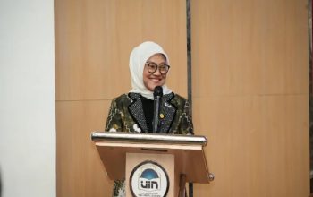 Bahas Draf PPHN, Ida Fauziyah Ajak Mahasiswa UIN Jakarta Ambil Peran Lewat Pemikiran Kritis 2 Anggota Badan Pengkajian MPR RI Ida Fauziyah saat menyampaikan materi mengenai draf Pokok-Pokok Haluan Negara (PPHN) dalam seminar nasional bersama mahasiswa UIN Syarif Hidayatullah Jakarta, Tangerang Selatan. (Dok. Majelis Permusyawaratan Rakyat)