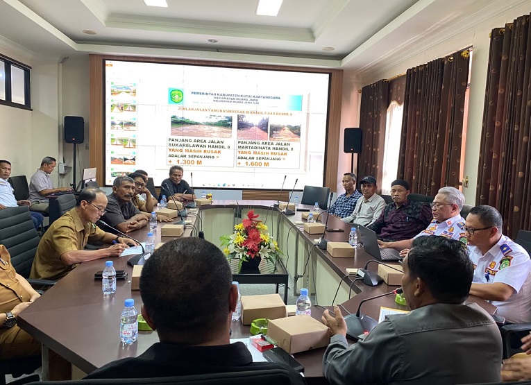 RDP Komisi III DPRD Kukar bersama Pemerintah Kecamatan Muara Jawa dan sejumlah organisasi perangkat daerah (OPD) terkait di Ruang Rapat Komisi III DPRD Kukar. (Van/dutakaltimnews.com)