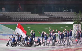 Bawa Merah Putih di Nagoya, Jaenal Aripin Merinding Pimpin Defile Indonesia di Asian Para Games 2026 3 Kibaran Merah Putih mengawali langkah kontingen Indonesia dalam upacara pembukaan Asian Para Games 2026 di Stadion Paloma Mizuho, Nagoya, Jepang.(Dok. Kementerian Pemuda dan Olahraga)