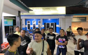 Suasana aksi demonstrasi di depan kantor PLN ULP Tenggarong, Senin (26/10/2026) malam. (Irvan/dutakaltimnews.com)