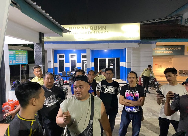 Suasana aksi demonstrasi di depan kantor PLN ULP Tenggarong, Senin (26/10/2026) malam. (Irvan/dutakaltimnews.com)