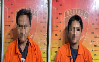 Kedua Pelaku Saat di Amankan Petugas Kepolisian. (Dok. Polsek Loa Kulu)
