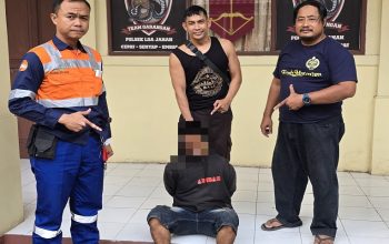 Pelaku Saat di Amankan Petugas Kepolisian. (Dok. Polsek Loa Janan)