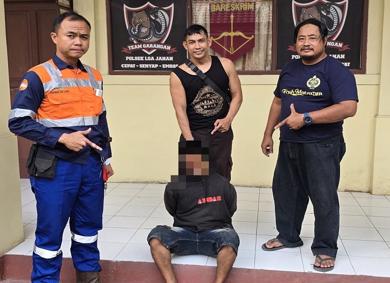 Pelaku Saat di Amankan Petugas Kepolisian. (Dok. Polsek Loa Janan)
