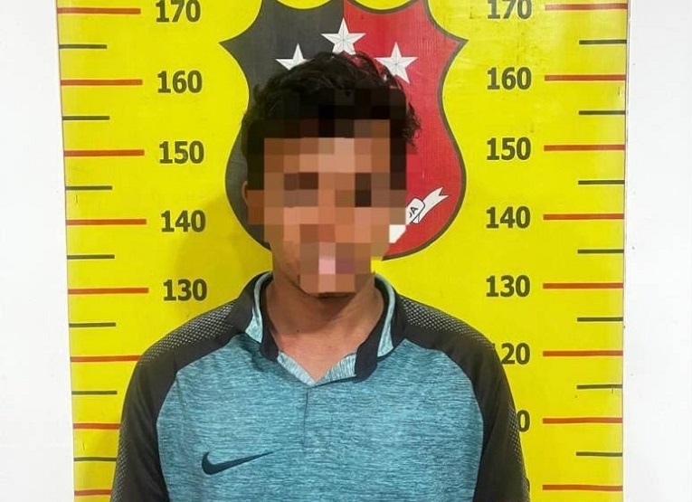 Pelaku Saat di Amankan Petugas Kepolisian. (Dok. Polsek Samboja)
