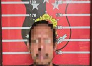 Pelaku Saat di Aman Petugas Kepolisian. (Dok.Polsek Loa Janan)