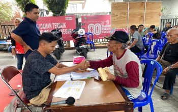 Donasi Rp939,5 Juta untuk Korban Kebakaran Danau Aji, Penyaluran Terakhir Resmi Ditutup 4 Suasana Penyaluran Bantuan Uang Donasi Kepada Korban Korban Terdapat Kebakaran di Kantor Kelurahan Melalui. (Irvan/dutakaltimnews.com)