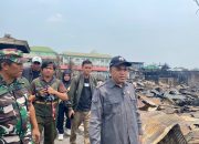 Anggota DPRD Kabupaten Kutai Kartanegara (Kukar) meninjau langsung kondisi warga yang menjadi korban kebakaran sekaligus menyalurkan bantuan di Jalan AM Alimuddin, RT 33, Kelurahan Melayu, Kecamatan Tenggarong. (Van/dutakaltimnews.com)