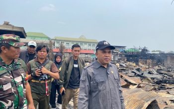 Anggota DPRD Kabupaten Kutai Kartanegara (Kukar) meninjau langsung kondisi warga yang menjadi korban kebakaran sekaligus menyalurkan bantuan di Jalan AM Alimuddin, RT 33, Kelurahan Melayu, Kecamatan Tenggarong. (Van/dutakaltimnews.com)