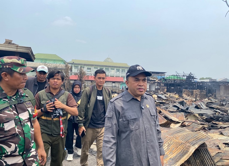 Anggota DPRD Kabupaten Kutai Kartanegara (Kukar) meninjau langsung kondisi warga yang menjadi korban kebakaran sekaligus menyalurkan bantuan di Jalan AM Alimuddin, RT 33, Kelurahan Melayu, Kecamatan Tenggarong. (Van/dutakaltimnews.com)