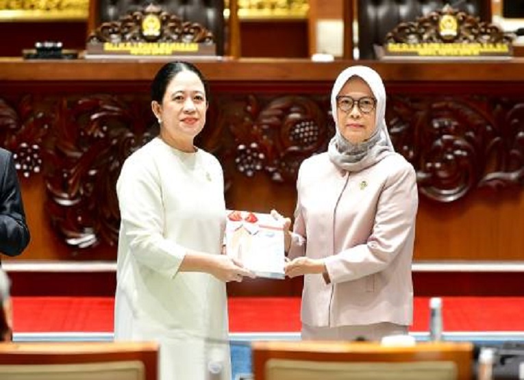 Isma Yatun saat menyampaikan IHPS tersebut kepada Dewan Perwakilan Rakyat (DPR), dalam sidang paripurna DPR, di Jakarta. (Dok. Badan Pemeriksa Kuangan Republik Indonesia)
