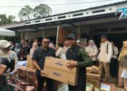 Bupati Kukar, Aulia Rahman Basri Saat menyalurkan bantuan kepada korban kebakaran di Jalan AM Alimuddin, RT 33, Kelurahan Melayu, Kecamatan Tenggarong. (Van/dutakaltimnews.com)
