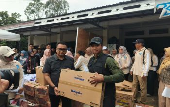 Bupati Kukar, Aulia Rahman Basri Saat menyalurkan bantuan kepada korban kebakaran di Jalan AM Alimuddin, RT 33, Kelurahan Melayu, Kecamatan Tenggarong. (Van/dutakaltimnews.com)