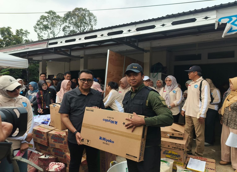 Bupati Kukar, Aulia Rahman Basri Saat menyalurkan bantuan kepada korban kebakaran di Jalan AM Alimuddin, RT 33, Kelurahan Melayu, Kecamatan Tenggarong. (Van/dutakaltimnews.com)
