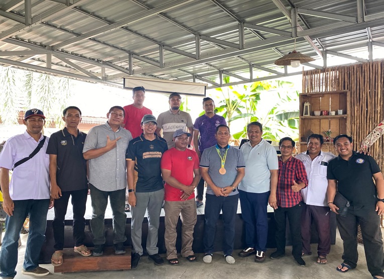 Momen Foto bersama para pengurus PS Pemuda Tenggarong. (Irvan/dutakaltimnews.com)
