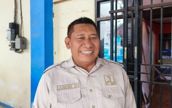 Pengurus, pembina, dan pemain PS Pemuda Tenggarong berfoto bersama sebelum bertolak ke IKN untuk mengikuti putaran nasional Piala Soeratin U-13 2026. (Irvan/dutakaltimnews.com)