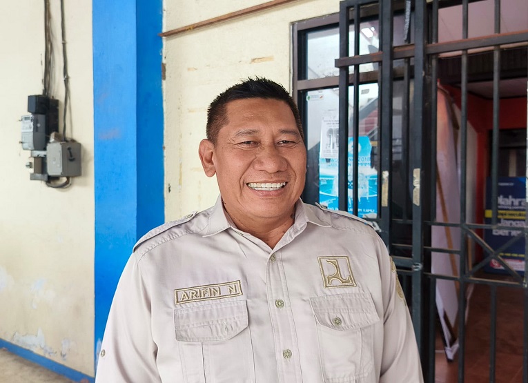 Pengurus, pembina, dan pemain PS Pemuda Tenggarong berfoto bersama sebelum bertolak ke IKN untuk mengikuti putaran nasional Piala Soeratin U-13 2026. (Irvan/dutakaltimnews.com)