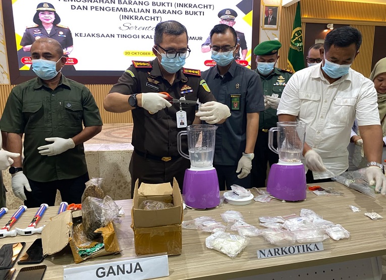 pemusnahan barang bukti perkara tindak pidana yang telah berkekuatan hukum tetap atau inkracht di Aula Kantor Kejari Kukar. (Irvan/dutakaltimnews.com)