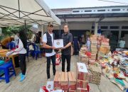 Peduli Korban Kebakaran di Kawasan Danau Aji, PWI Kukar Salurkan Bantuan Sembako 9 Ketua PWI Kukar, Andi Wibowo Saat Menyerahkan Bantuan Untuk Para Korban kebakaran di kawasan Danau Aji, Jalan AM Alimuddin, Kelurahan Melayu. (Dok. PWI Kukar)