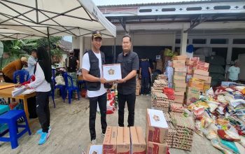 Peduli Korban Kebakaran di Kawasan Danau Aji, PWI Kukar Salurkan Bantuan Sembako 3 Ketua PWI Kukar, Andi Wibowo Saat Menyerahkan Bantuan Untuk Para Korban kebakaran di kawasan Danau Aji, Jalan AM Alimuddin, Kelurahan Melayu. (Dok. PWI Kukar)