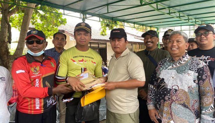 Pemerintah Kecamatan Tenggarong Seberang, 18 kepala Desa serta masyarakat Tenggarong Seberang menyalurkan bantuan kepada korban kebakaran Jalan AM Alimuddin, RT 33, Kelurahan Melayu.
(Irvan/dutakaltimnews.com)
