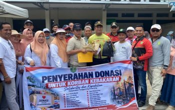 Pemerintah Kecamatan Tenggarong Seberang, 18 kepala Desa serta masyarakat Tenggarong Seberang menyalurkan bantuan kepada korban kebakaran Jalan AM Alimuddin, RT 33, Kelurahan Melayu. (Irvan/dutakaltimnews.com)