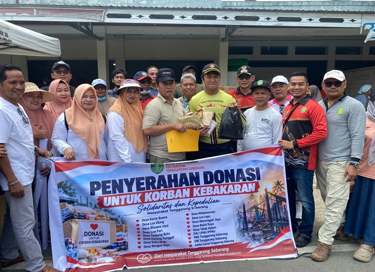 Pemerintah Kecamatan Tenggarong Seberang, 18 kepala Desa serta masyarakat Tenggarong Seberang menyalurkan bantuan kepada korban kebakaran Jalan AM Alimuddin, RT 33, Kelurahan Melayu. (Irvan/dutakaltimnews.com)