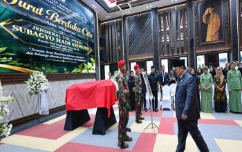 Presiden Prabowo Beri Penghormatan Terakhir kepada Almarhum Subagyo H. S. di Mabesad 3 Presiden Prabowo Subianto menghadiri persemayaman Almarhum Jenderal TNI (Purn) Subagyo Hadi Siswoyo di Markas Besar Angkatan Darat (Mabesad), Jakarta, pada Selasa, 20 Oktober 2026. (Dok. Presiden Republik Indonesia)