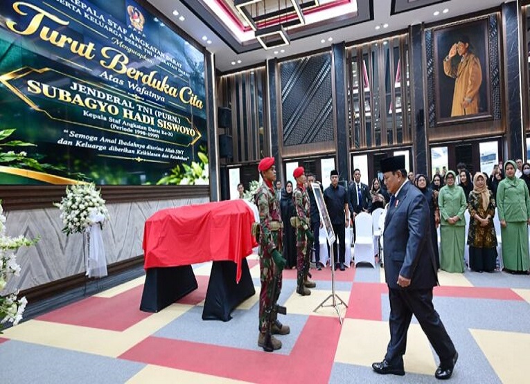 Presiden Prabowo Subianto menghadiri persemayaman Almarhum Jenderal TNI (Purn) Subagyo Hadi Siswoyo di Markas Besar Angkatan Darat (Mabesad), Jakarta, pada Selasa, 20 Oktober 2026. (Dok. Presiden Republik Indonesia)