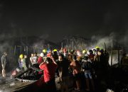Kebakaran Tragis di Loa Ipuh, Dua Bocah Kakak Beradik Ditemukan Meninggal Dunia 10 Petugas Saat Melakukan Pencarian Kedua Korban Yang tertimbun puing-puing bangunan yang hangus terbakar. (Irvan/dutakaltimnews.com)