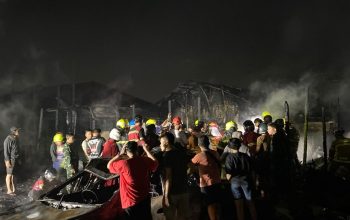 Kebakaran Tragis di Loa Ipuh, Dua Bocah Kakak Beradik Ditemukan Meninggal Dunia 4 Petugas Saat Melakukan Pencarian Kedua Korban Yang tertimbun puing-puing bangunan yang hangus terbakar. (Irvan/dutakaltimnews.com)