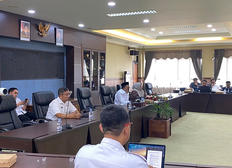 Rapat Dengar Pendapat DPRD Kukar membahas optimalisasi aset daerah untuk pendidikan SMK Geologi Pertambangan dan rencana hibah aset untuk pembangunan Gudang Bulog Pusat. (Van/dutakaltimnews.com)