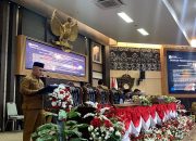 Pemkab Kukar Dorong Lima Raperda, Aset Daerah Ditargetkan Mulai Hasilkan PAD 2027 9 Asisten 1 Pemkab Kukar, Akhmad Taufik Hidayat Saat Rapat Paripurna ke-12 sampai ke-15 Masa Sidang I DPRD Kukar di Ruang Sidang Utama DPRD Kukar. (Van/dutakaltimnews.com)
