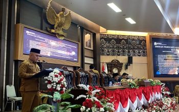 Pemkab Kukar Dorong Lima Raperda, Aset Daerah Ditargetkan Mulai Hasilkan PAD 2027 3 Asisten 1 Pemkab Kukar, Akhmad Taufik Hidayat Saat Rapat Paripurna ke-12 sampai ke-15 Masa Sidang I DPRD Kukar di Ruang Sidang Utama DPRD Kukar. (Van/dutakaltimnews.com)