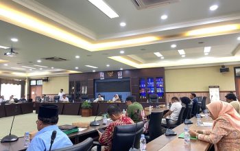 RDP bersama pihak terkait untuk membahas optimalisasi aset daerah bagi pembangunan gudang Bulog dan pengembangan pendidikan oleh Yayasan Pendidikan Latimojong Kukar. Kegiatan berlangsung di Ruang Banmus DPRD Kukar. (Van/dutakaltimnews.com)