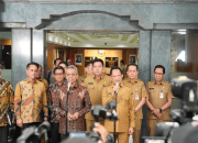 Mendagri dan Menkeu Pastikan Ketersediaan Anggaran Rehab-Rekon Pascabencana Sumatera hingga Bantuan Daerah Berprestasi 9 Menteri Dalam Negeri (Mendagri) Muhammad Tito Karnavian dan Menteri Keuangan (Menkeu) Suahasil Nazara melakukan pertemuan di Kantor Pusat Kementerian Dalam Negeri (Kemendagri), Jakarta. (Dok. Kementerian Dalam Negeri)
