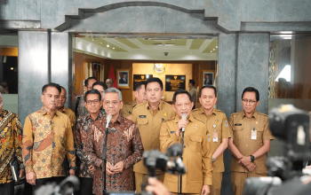 Mendagri dan Menkeu Pastikan Ketersediaan Anggaran Rehab-Rekon Pascabencana Sumatera hingga Bantuan Daerah Berprestasi 3 Menteri Dalam Negeri (Mendagri) Muhammad Tito Karnavian dan Menteri Keuangan (Menkeu) Suahasil Nazara melakukan pertemuan di Kantor Pusat Kementerian Dalam Negeri (Kemendagri), Jakarta. (Dok. Kementerian Dalam Negeri)