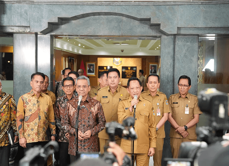 Menteri Dalam Negeri (Mendagri) Muhammad Tito Karnavian dan Menteri Keuangan (Menkeu) Suahasil Nazara melakukan pertemuan di Kantor Pusat Kementerian Dalam Negeri (Kemendagri), Jakarta. (Dok. Kementerian Dalam Negeri)