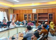 Rapat Dengar Pendapat (RDP) yang melibatkan anggota Komisi III dan Komisi IV DPRD Kukar bersama sejumlah organisasi perangkat daerah (OPD) terkait di Ruang Rapat Komisi I DPRD Kukar. (Van/dutakaltimnews.com)