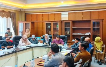 Rapat Dengar Pendapat (RDP) yang melibatkan anggota Komisi III dan Komisi IV DPRD Kukar bersama sejumlah organisasi perangkat daerah (OPD) terkait di Ruang Rapat Komisi I DPRD Kukar. (Van/dutakaltimnews.com)