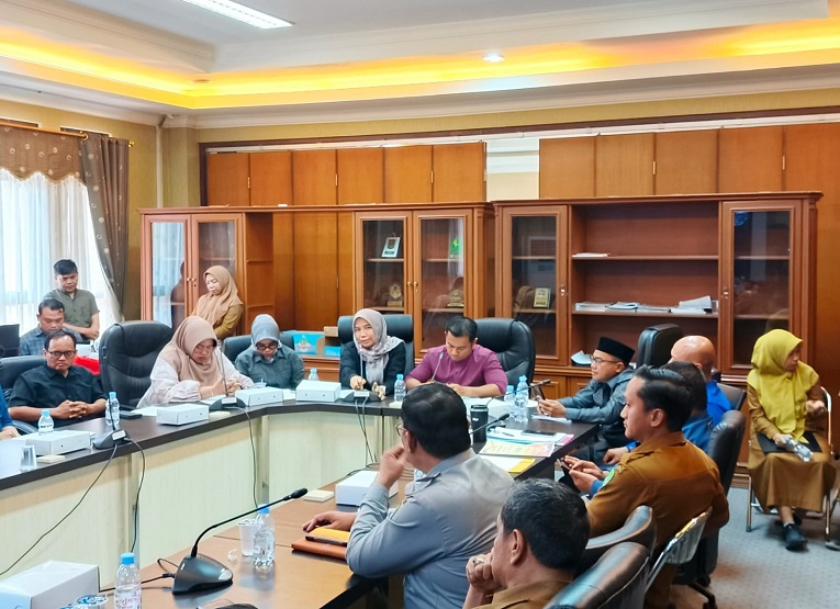 Rapat Dengar Pendapat (RDP) yang melibatkan anggota Komisi III dan Komisi IV DPRD Kukar bersama sejumlah organisasi perangkat daerah (OPD) terkait di Ruang Rapat Komisi I DPRD Kukar. (Van/dutakaltimnews.com)