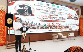 Wakil Menteri Dalam Negeri (Wamendagri) Bima Arya Sugiarto, saat menghadiri kegiatan Perkumpulan Bundo Kanduang Minangkabau Provinsi Jawa Barat berkolaborasi dengan Perkumpulan Bundo Kanduang Minangkabau Provinsi DKI Jakarta dalam rangka Memperingati Hari Batik Nasional dan Hari Kanker Payudara Sedunia di Gedung SMESCO, Jakarta. (Dok. Kementerian Dalam Negeri)