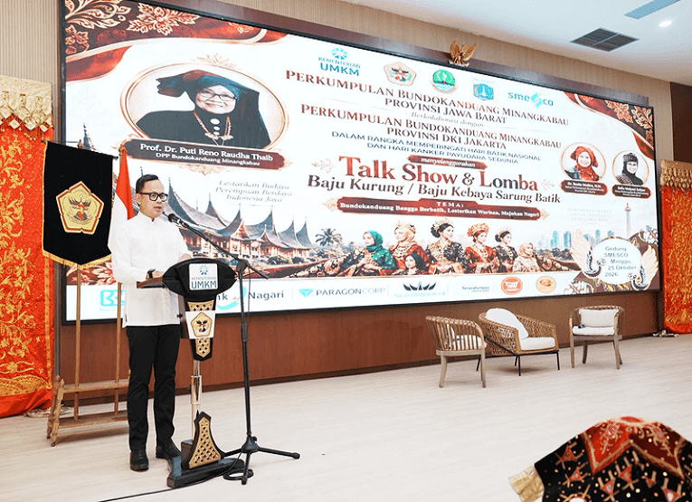 Wakil Menteri Dalam Negeri (Wamendagri) Bima Arya Sugiarto, saat menghadiri kegiatan Perkumpulan Bundo Kanduang Minangkabau Provinsi Jawa Barat berkolaborasi dengan Perkumpulan Bundo Kanduang Minangkabau Provinsi DKI Jakarta dalam rangka Memperingati Hari Batik Nasional dan Hari Kanker Payudara Sedunia di Gedung SMESCO, Jakarta. (Dok. Kementerian Dalam Negeri)