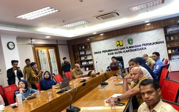 rapat sosialisasi penggunaan tenaga kerja asing (TKA) bersama sejumlah perusahaan di ruang rapat Kantor Disperkim Kukar. (Van/dutakaltimnews.com)